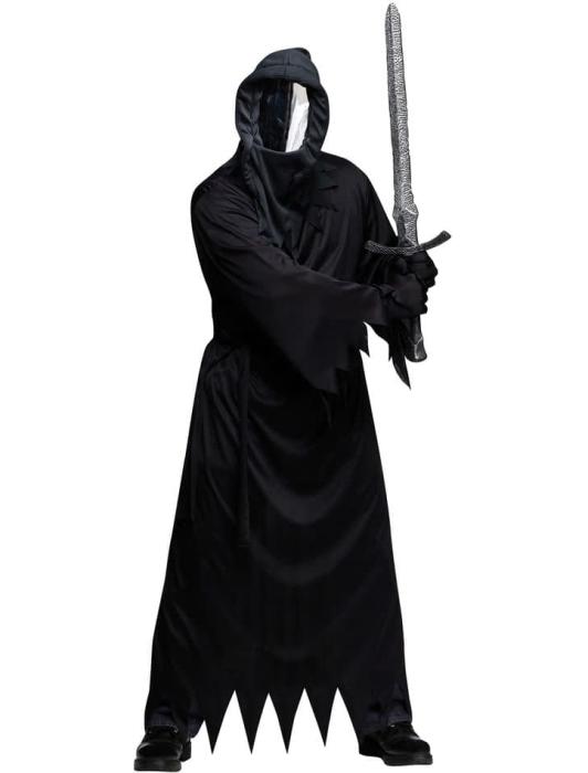 Карнавальный костюм вампира в зеркале